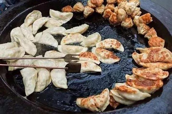Shanghai Breakfast Walking Tour of Former French Concession - Xintiandi: fried pot stickers in the morning rush