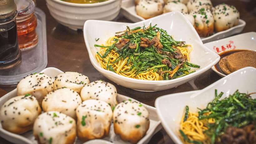 Shanghai: Evening Walking Food Tour - Why this Shanghai food walk works so well