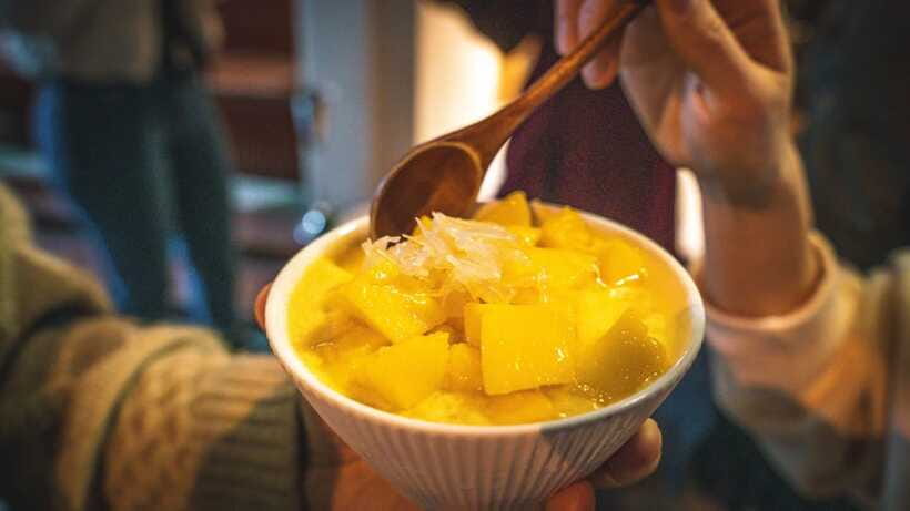 Shanghai: Evening Walking Food Tour - The guides make the difference
