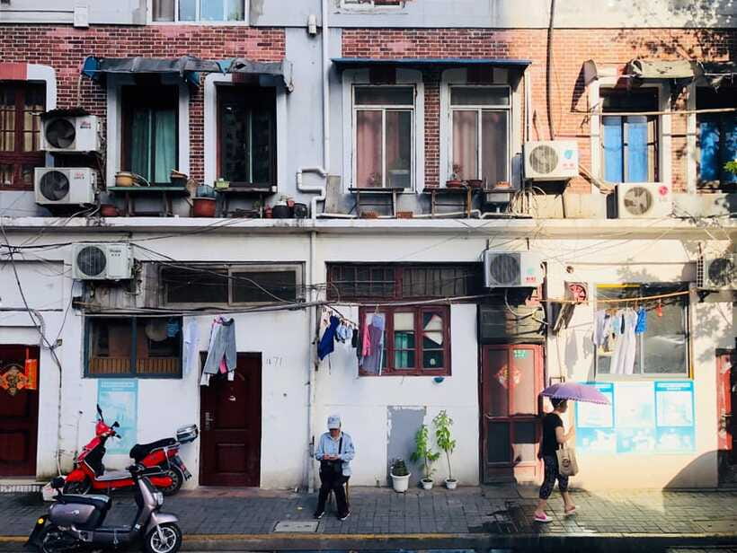 Shanghai Highlights Walking Tour With A Real Local - What the guiding is really like
