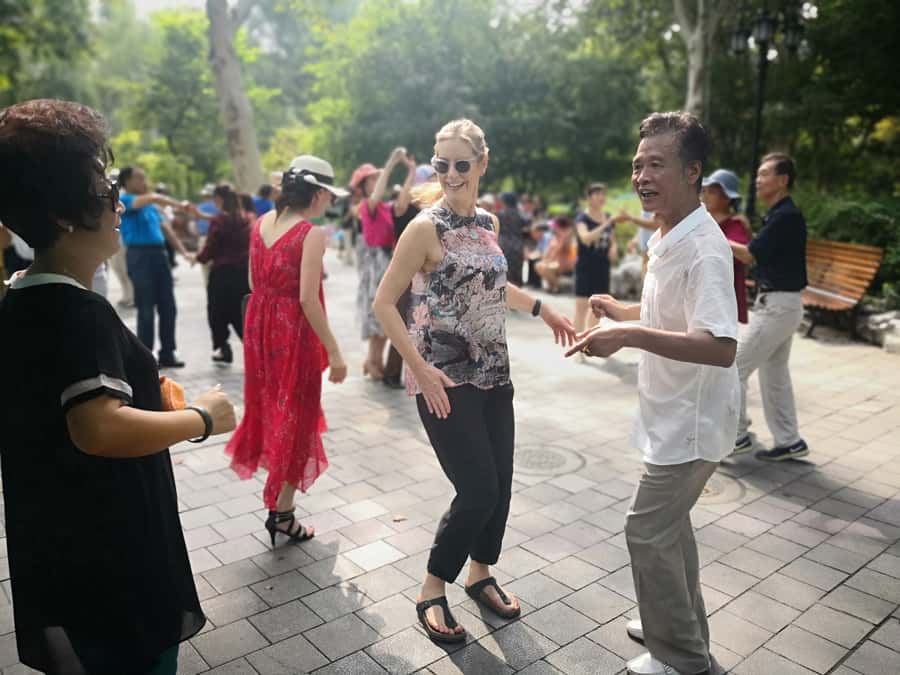 Shanghai Must-See and Foodie Test Bike Tour( Day & Night) - Guides, group size, and the feel of the ride