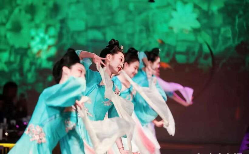 Shanghai: Royal Banquet with Chinese Cultural Performance - The optional Ming Dynasty costume session