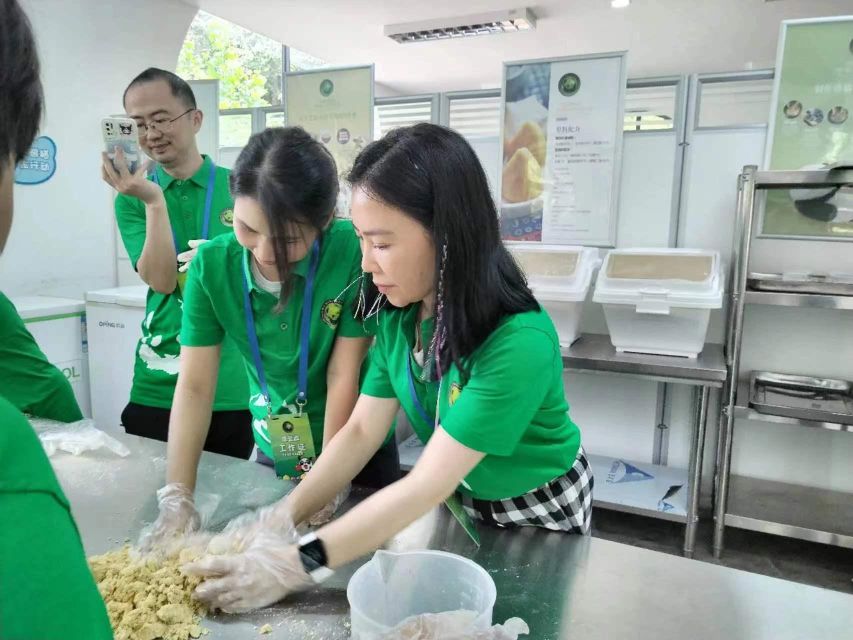 Sichuan: Big Panda Volunteer Day tour - What the panda volunteer day is really like
