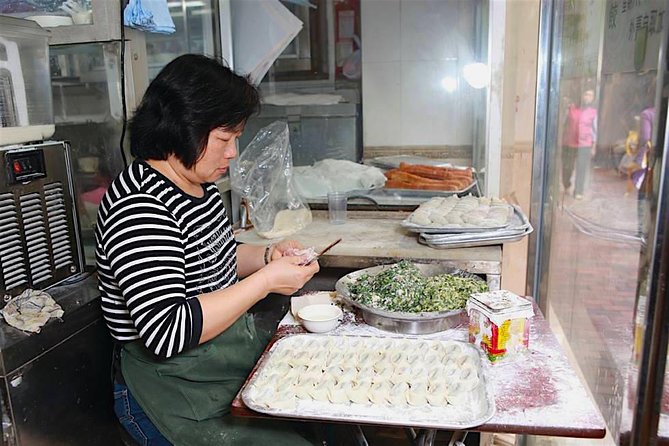 Small Group Kowloon Michelin Rated Street Food and Culture Tour - How much walking and waiting should you expect?